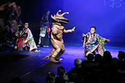 「大和田夏祭り 2015伝承ホール寺子屋　カブキ踊り渋谷金王丸伝説」にカネゴン登場！怪獣募金箱を利用して、募金活動を行いました。